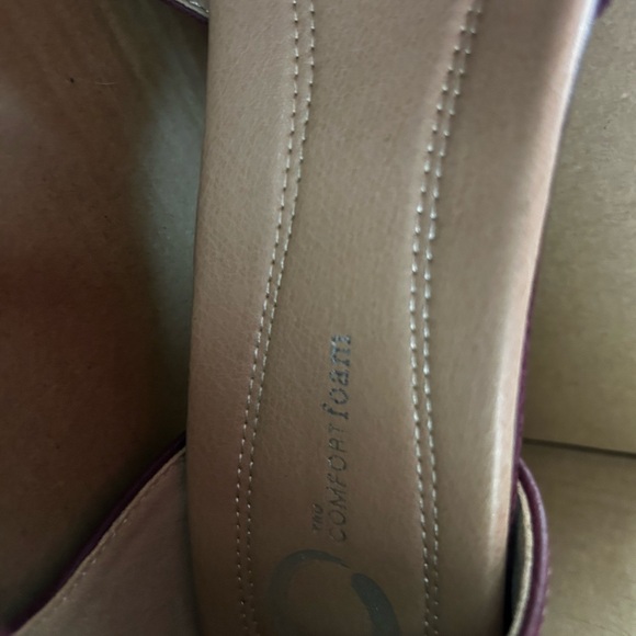 Size 12 pumps, low heels, red/wine colored, perfect condition - Picture 4 of 5